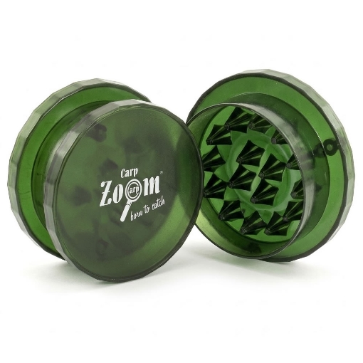 Pohled na dvoudílnou manuální drtičku boilies a pelet Carp Zoom Bait Crusher s vnitřními drticími hroty